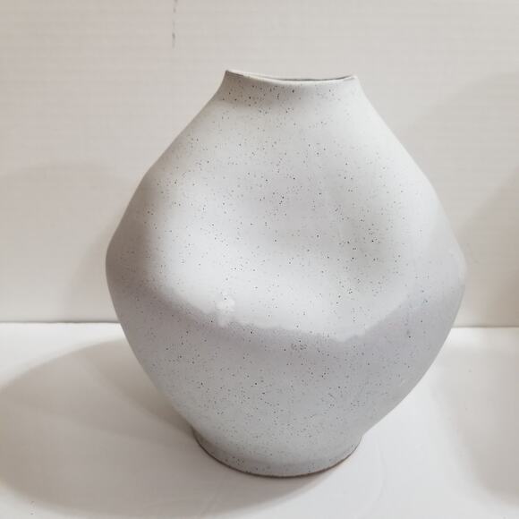 Textured terrcotta vase light gray with small black specks - Picture 3 of 16